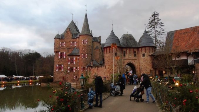 Burgweihnacht: der Weihnachtsmarkt auf Burg Satzvey