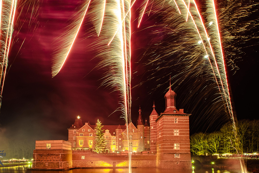 Weihnachtsmarkt Schloss Merode mit Feuerwerk