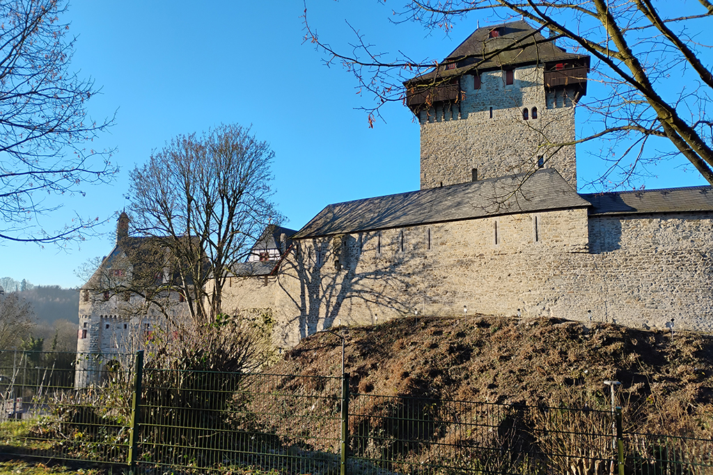 Schloss Burg Tagesfahrt mit Gänseessen ab Düsseldorf und Erkrath