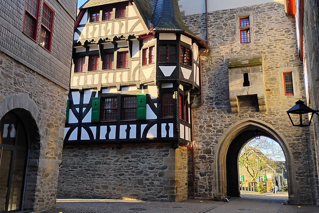 Schloss Burg Tagesfahrt mit Gänseessen ab Düsseldorf und Erkrath