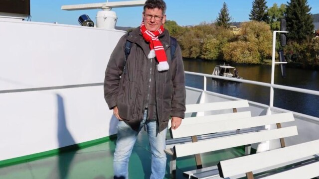 Rothenburg ob der Tauber der Reiseleiter lässt sich das Vergnügen der Schifffahrt nicht nehmen © Bernd Herrmann Rothenburg ob der Tauber der Reiseleiter lässt sich das Vergnügen der Schifffahrt nicht nehmen