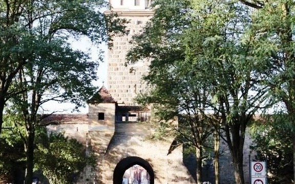 Rothenburg ob der Tauber eines der Stadttore am Tag